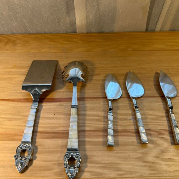 Bombay Company Baroque Mother of Pearl Utensil Set – 5 Piece Serving Flatware - Picture 4 of 5